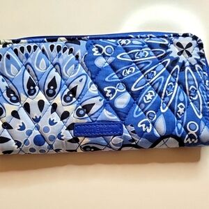 Vera Bradley Zip Quilted Wallet. Drk & Light Blue. Great Condition